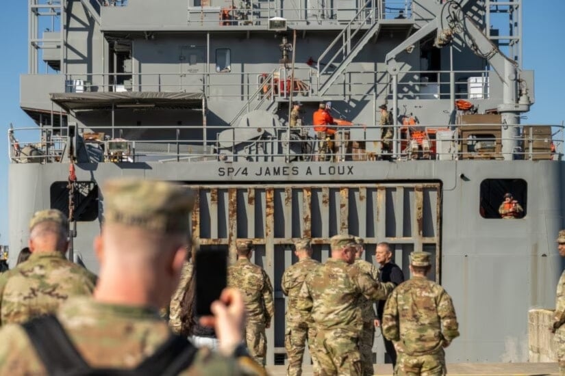 Soldados estadounidenses custodian la construcción del muelle junto a las fuerzas israelíes. 