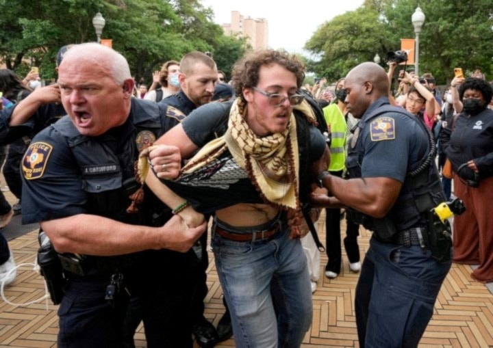 Represión policial y arrestos a estudiantes que protestaban por la brutal guerra israelí contra Gaza en la Universidad de Texas. durante manid