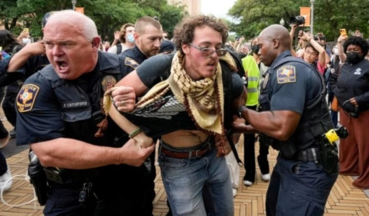 Represión policial y arrestos a estudiantes que protestaban por la brutal guerra israelí contra Gaza en la Universidad de Texas. durante manid