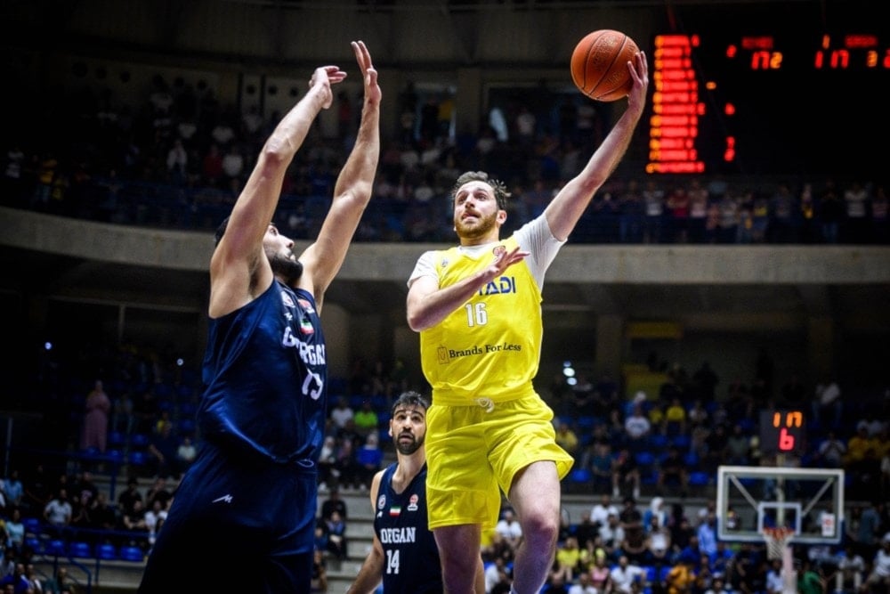 Al Riyadi toma ventaja en final de Superliga de baloncesto regional.