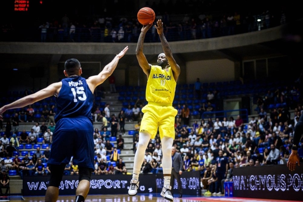 Al Riyadi toma ventaja en final de Superliga de baloncesto regional.