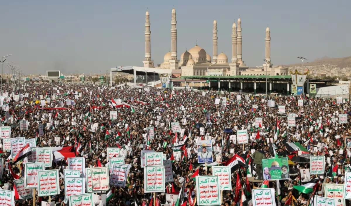 Bajo el lema "Con Gaza, la dignidad... movilización y alerta", miles de yemenitas salieron a apoyar al hermano pueblo de Gaza.