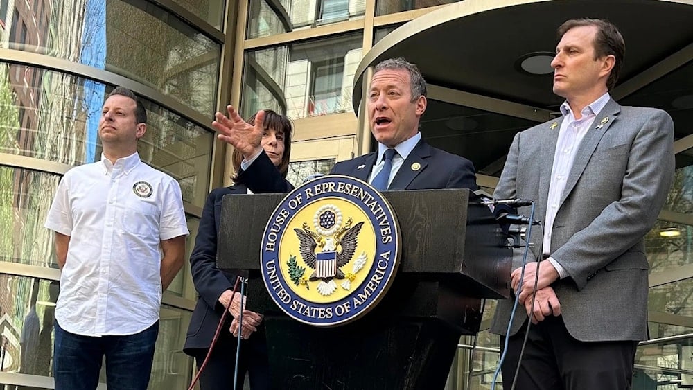 Los representantes Jared Moskowitz, Kathy Manning, Josh Gottheimer y Dan Goldman hablan frente al Centro Kraft para la Vida Estudiantil Judía de la Universidad de Columbia en Nueva York.