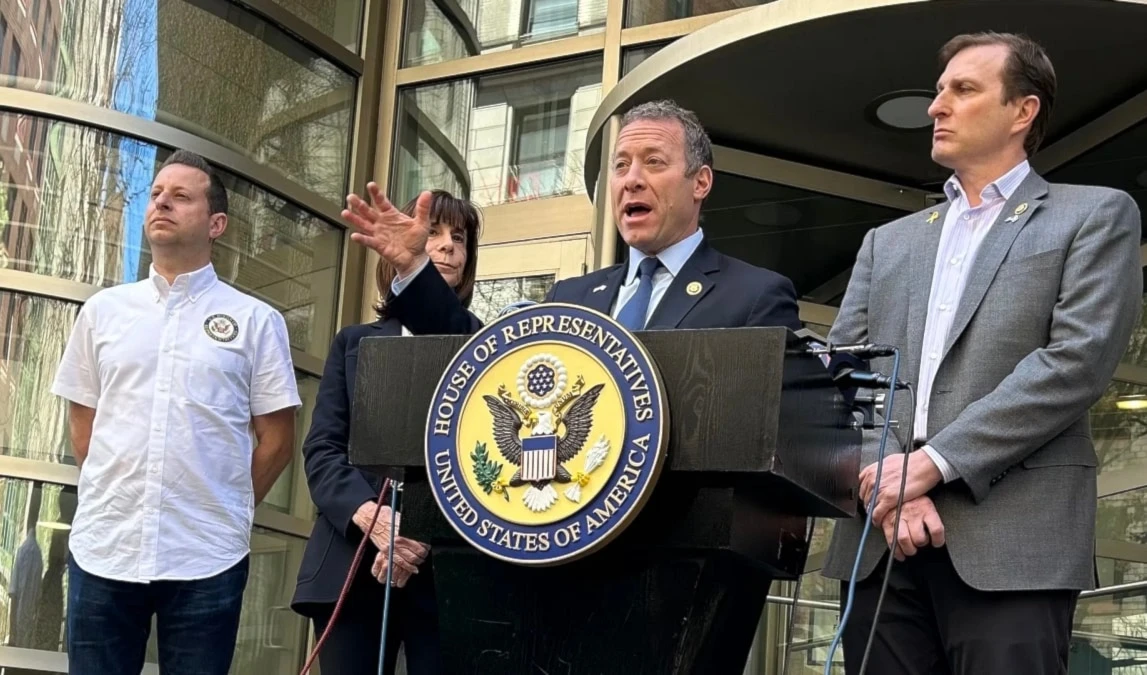 Los representantes Jared Moskowitz, Kathy Manning, Josh Gottheimer y Dan Goldman hablan frente al Centro Kraft para la Vida Estudiantil Judía de la Universidad de Columbia en Nueva York.