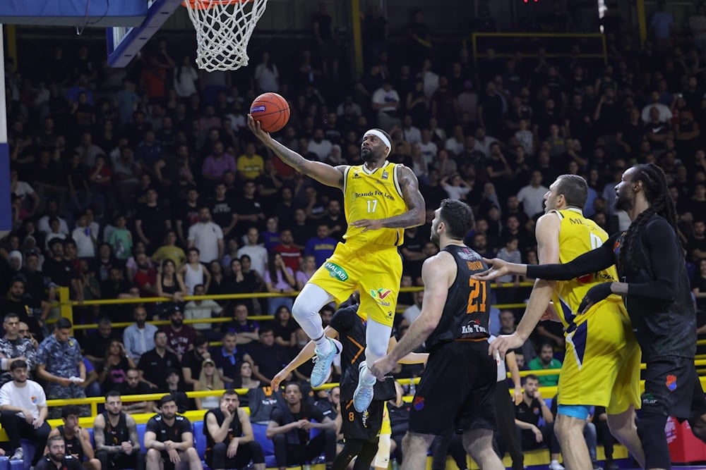 Al Riyadi supera a Homentmen en semifinales de baloncesto de Líbano.