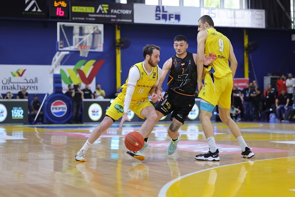 Al Riyadi supera a Homentmen en semifinales de baloncesto de Líbano.