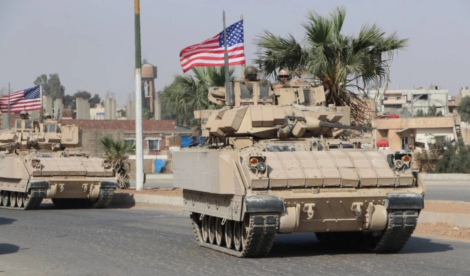 EE.UU. teme a una escalada de la Resistencia y refuerza con armas y sistemas de defensa sus bases ilegales en Siria. EE.UU. teme a una escalada de la Resistencia y refuerza con armas y sistemas de defensa sus bases ilegales en Siria.