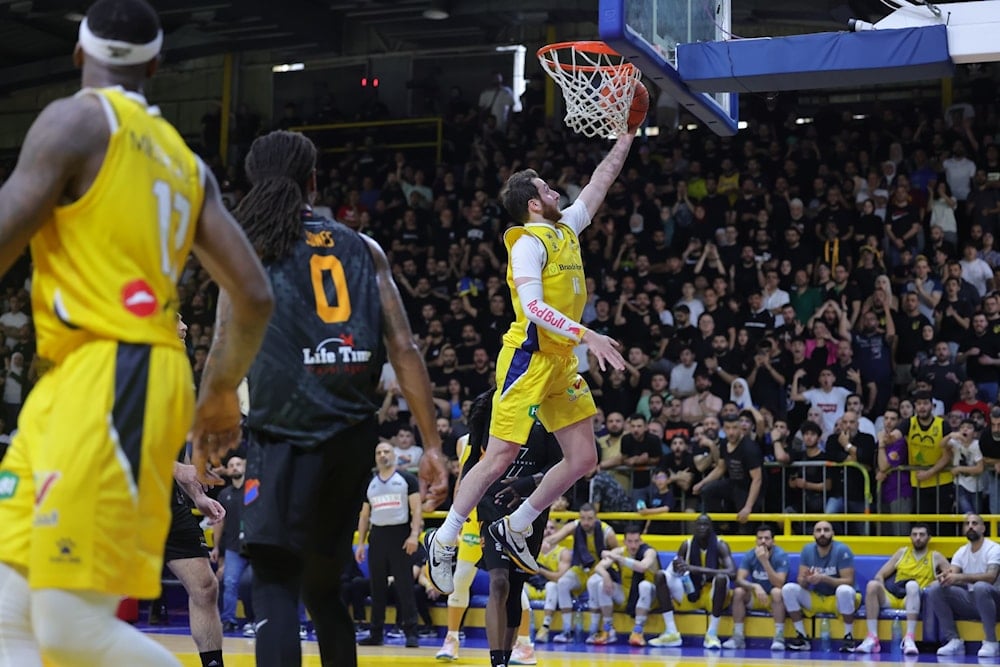 Al Riyadi supera a Homentmen en semifinales de baloncesto de Líbano.