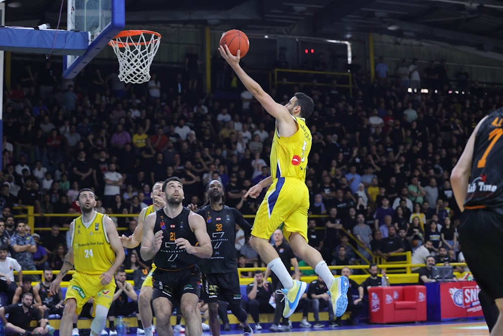 Al Riyadi supera a Homentmen en semifinales de baloncesto de Líbano.