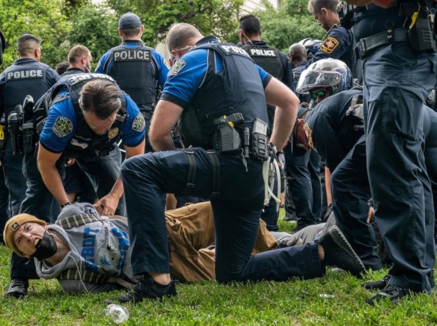 Policía estadounidense reprime a estudiantes universitarios durante protestas de solidaridad con Palestina.