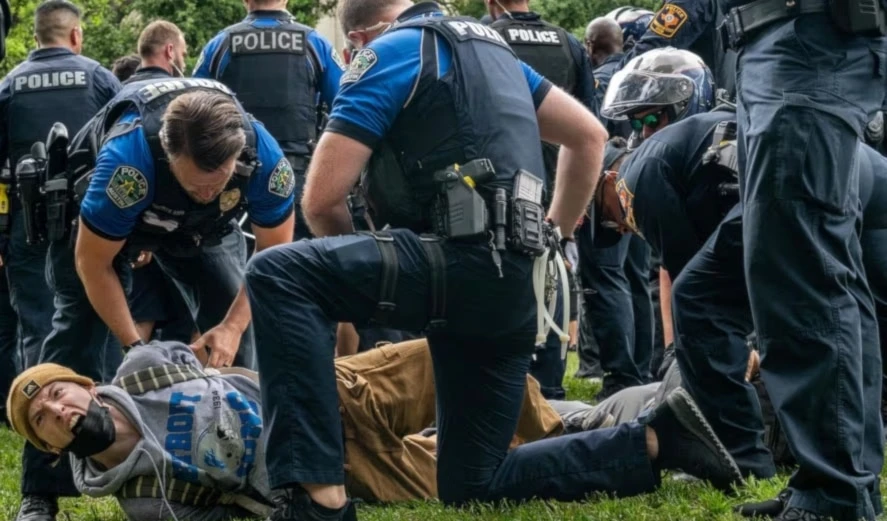 Policía estadounidense reprime a estudiantes universitarios durante protestas de solidaridad con Palestina.