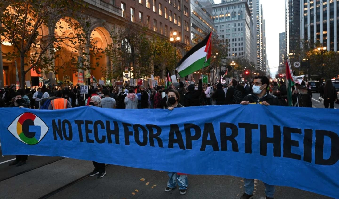 Miembros de la campaña No Tech for Apartheid rechazan complicidad de EE. UU.con la agresión israelí contra Gaza.