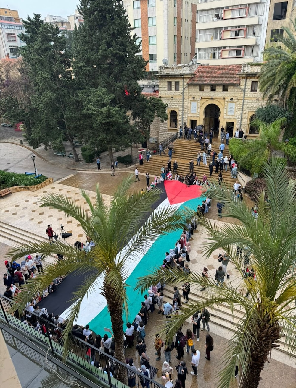 Estudiantes desplegaron una gigantesca bandera palestina en la Universidad Americana de Beirut. 