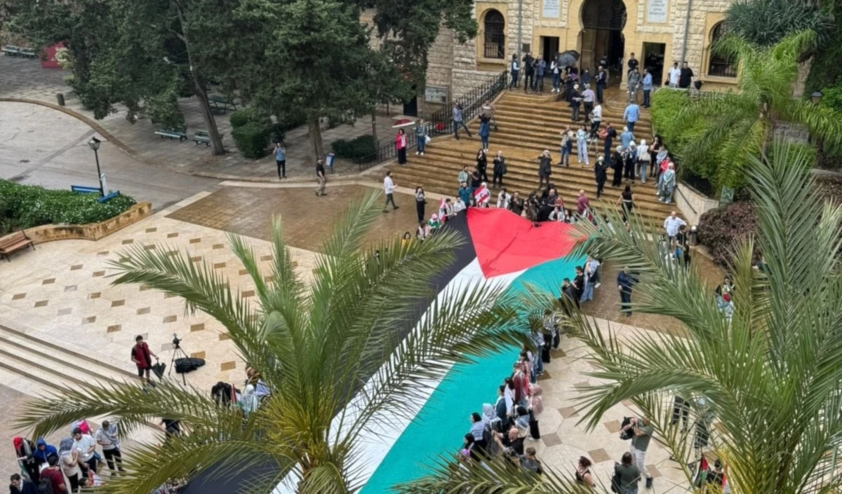 Estudiantes desplegaron una gigantesca bandera palestina en la Universidad Americana de Beirut.