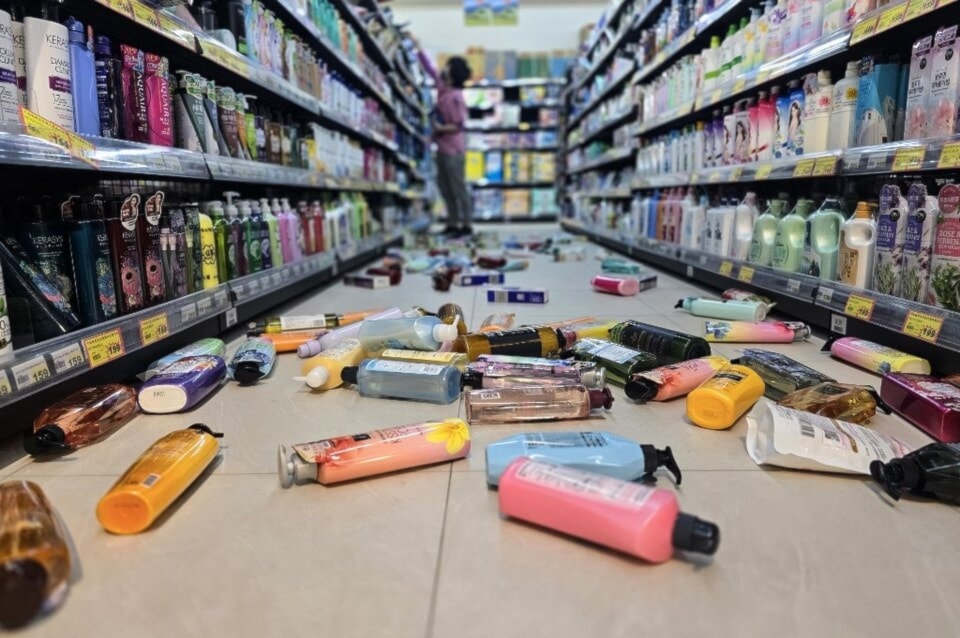Botellas esparcidas por el suelo de un supermercado en Yilan. Foto: AFP.