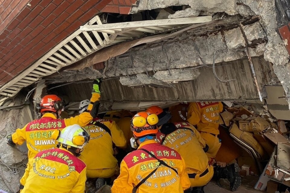 Equipo de rescate buscan sobrevivientes en un edificio en Hualien. Foto: AFP. 