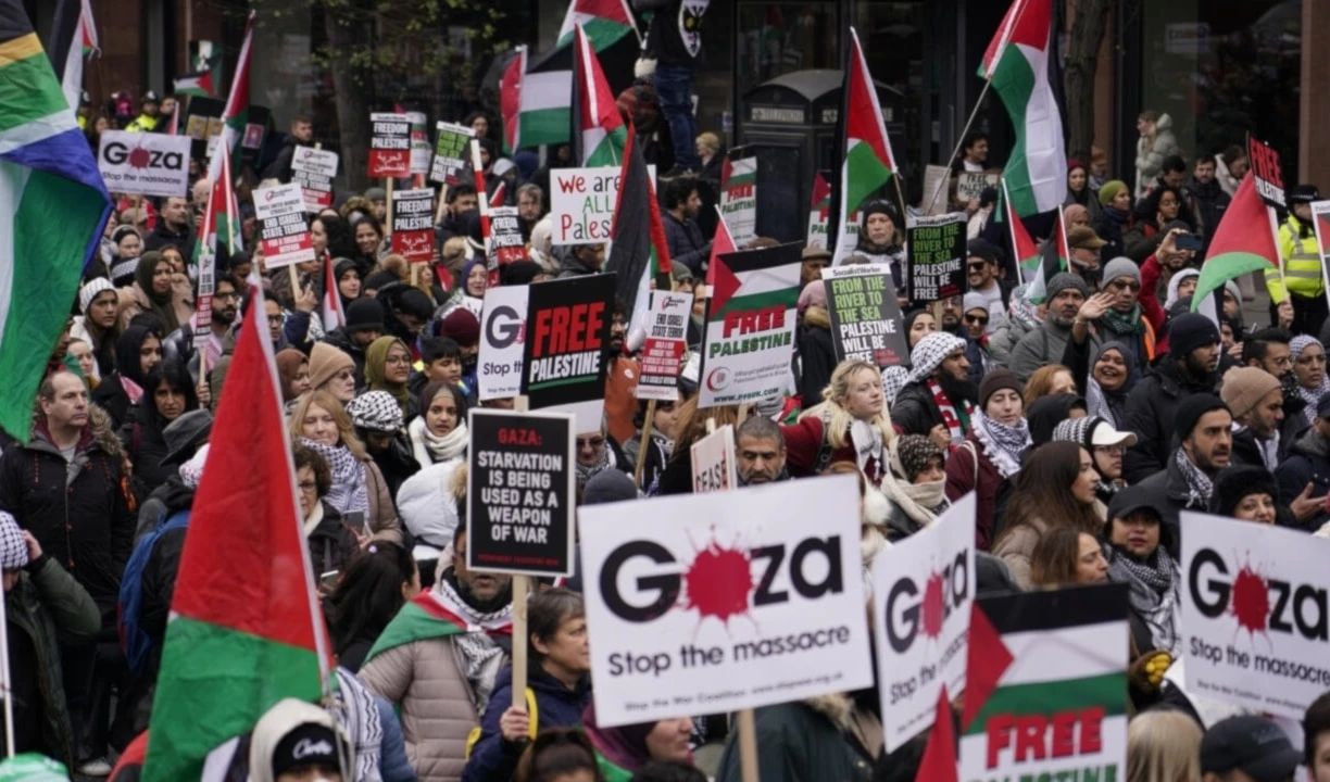 Desde el comienzo de la guerra en Gaza mútiples manifestaciones y de derechos humanos en el Reino Unido exigen detener la exportación de armas a la entidad israelí y denuncian el genocidio.