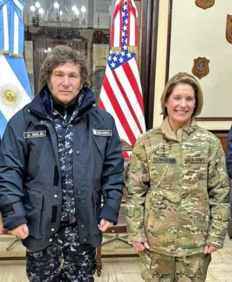 Presidente de Argentina junto a la jefa del Comando Sur norteamericano, Laura Richardson.