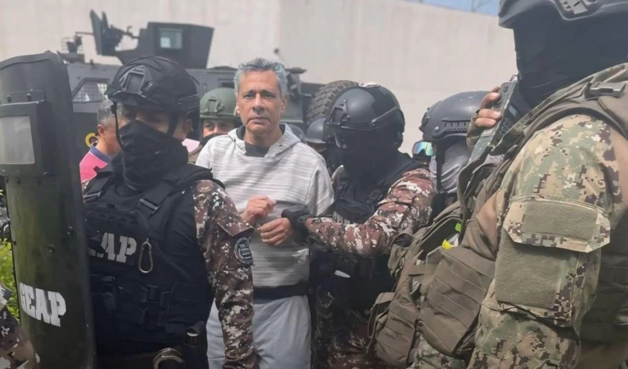 El exvicepresidente de Ecuador, Jorge Glas, es detenido por las fuerza de seguridad.