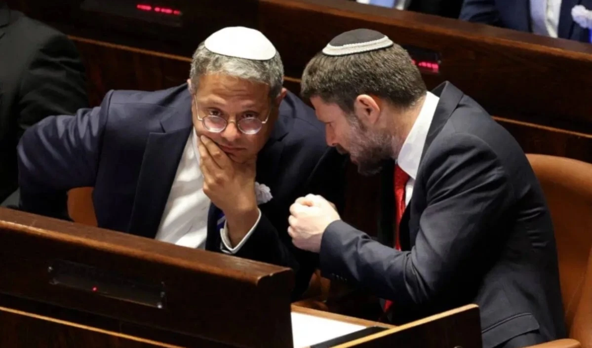 Ministros amenazan gobierno de Netanyahu poEl Ministro de Finanzas del gobierno de ocupación, Bezalel Smotrich, y el Ministro de Seguridad Nacional, Itamar Ben Gvir, durante una sesión de la Knesset.r negociaciones en El Cairo