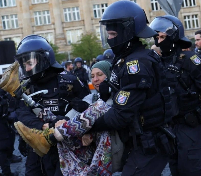 Policía alemana reprime a activistas pro Palestina.