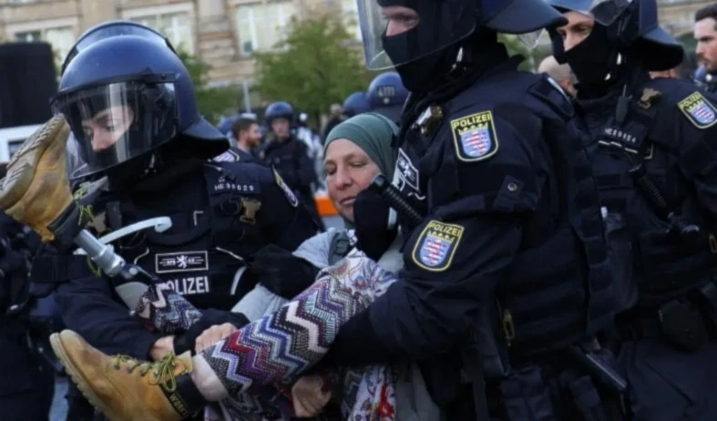 Policía alemana reprime a activistas pro Palestina.
