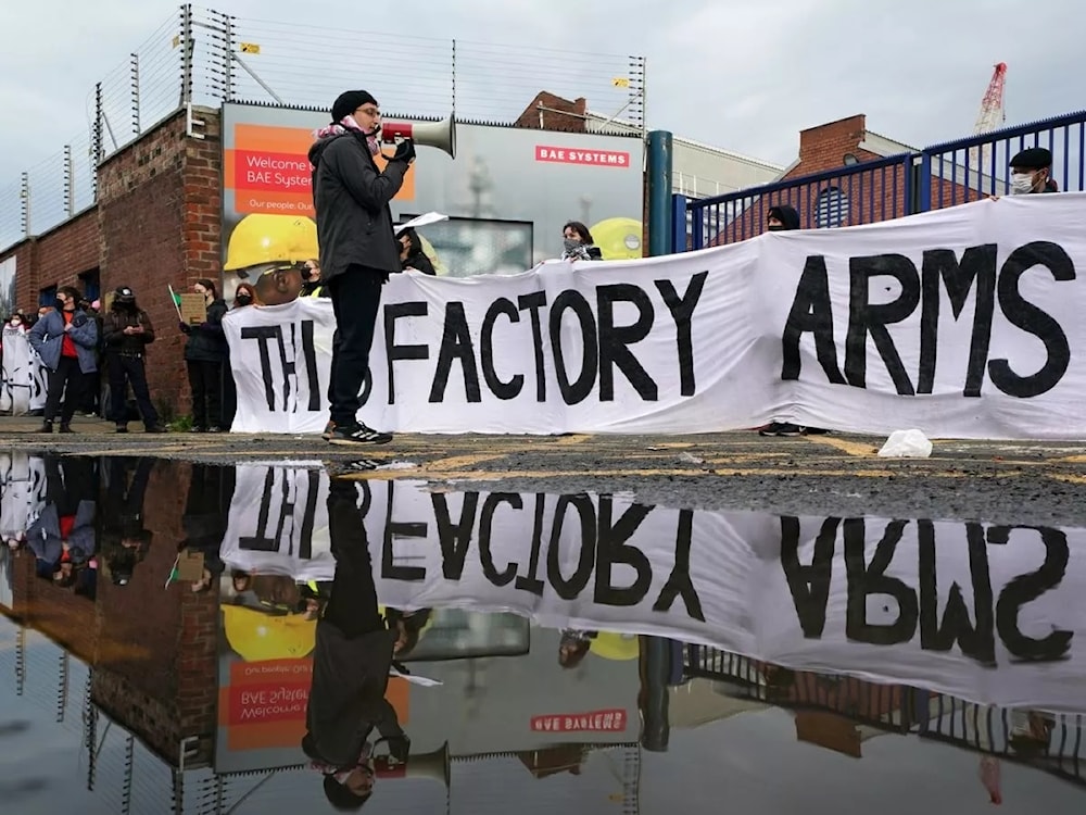 Manifestantes británicos bloquearon entrada a la empresa productora de armas BAE Systems.