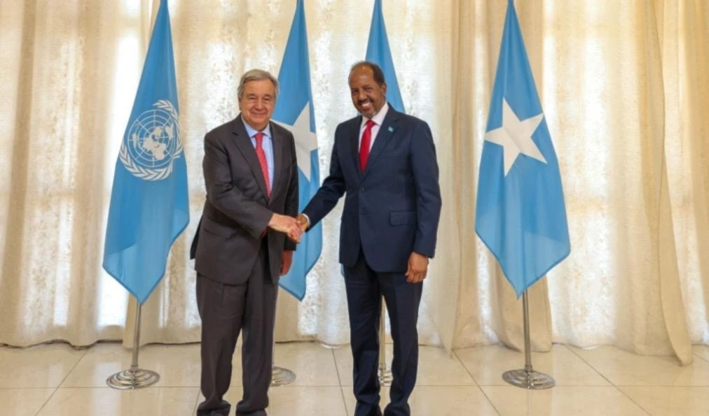 El presidente somalí, Hassan Sheikh Mohamud, y el secretario general de la ONU, Antonio Guterres.