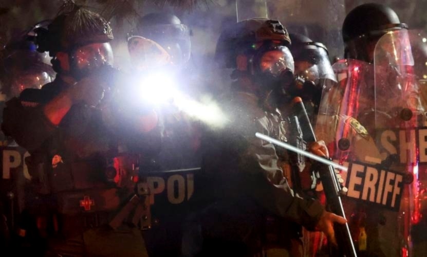 Un policía dispara gases lacrimógenos contra estudiantes pro Palestina en el campus de la Universidad de Arizona en EE. UU. el viernes. Foto: Associated Press