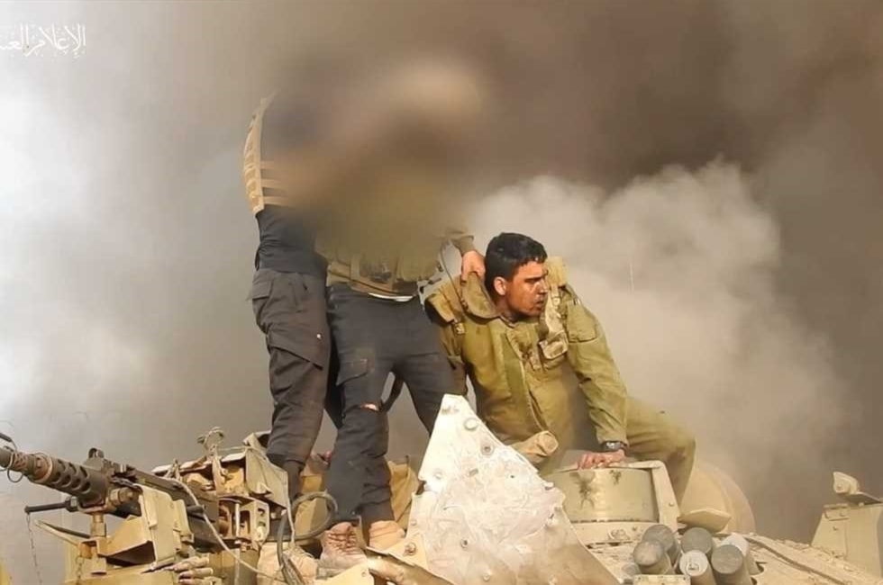 Un soldado de la ocupación en una casa en la Franja de Gaza.