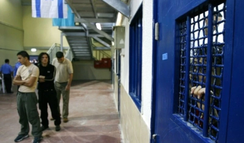 Palestinos sufren difíciles condiciones en cárcel israelí de Negev.