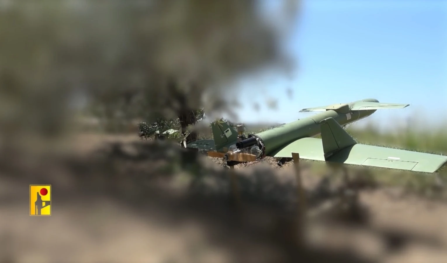 Combatiente de Hizbullah prepara el lanzamiento de un dron de ataque. Combatiente de Hizbullah prepara el lanzamiento de un dron de ataque.