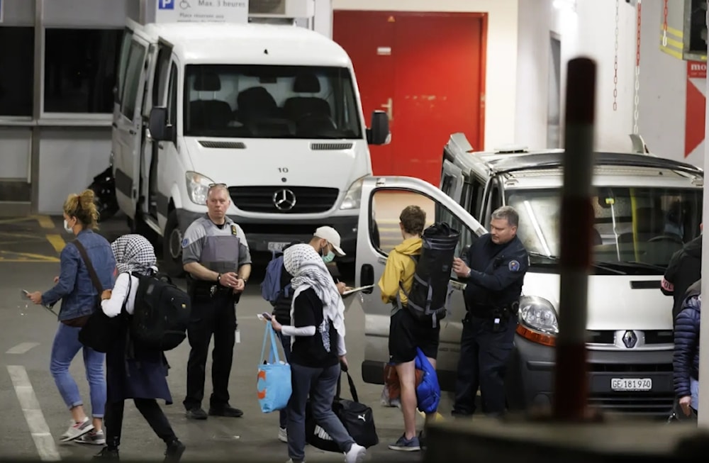 La policía suiza registra a los estudiantes y verifica sus identidades frente a la Universidad de Ginebra.