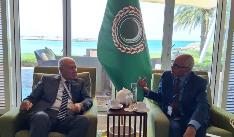 Encuentro entre el secretario general de la Liga Árabe, Ahmed Aboul Gheit (izquierda) y el ministro de Relaciones Exteriores interino de Sudán, Hussain Awad Ali.