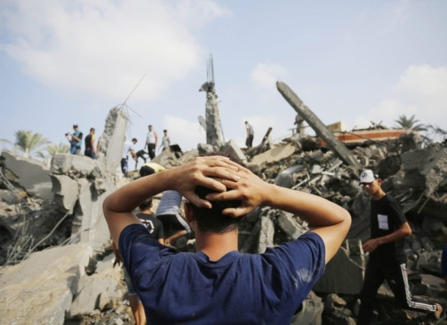 Intensos bombardeos navales, de artillería y helicópteros cayeron sobre la Franja de Gaza central, Rafah y en el campamento de Bureij, mientras equipos de defensa civil intentaban recuperar a las víctimas. 