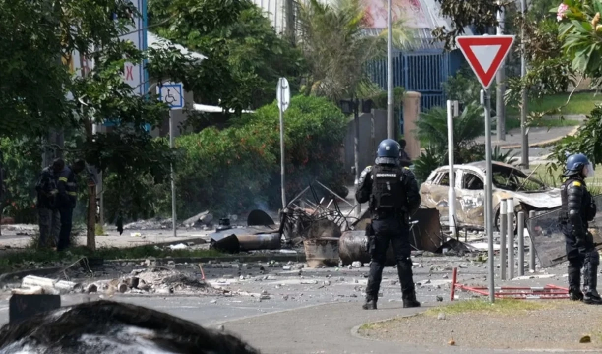 Francia decreta estado de emergencia en Nueva Caledonia por violencia.