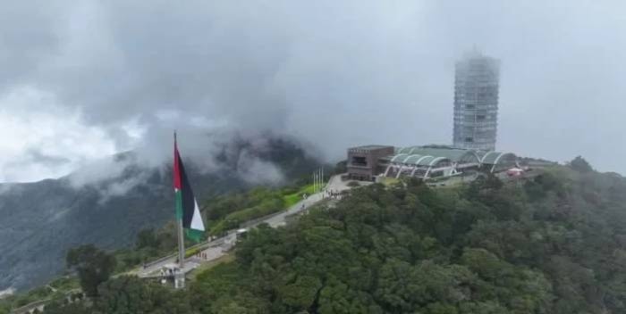 Una gran bandera palestina está izada en la cima del monte Ávila, la principal formación montañosa  de Caracas, Venezuela.