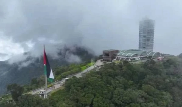 Una gran bandera palestina está izada en la cima del monte Ávila, la principal formación montañosa  de Caracas, Venezuela.