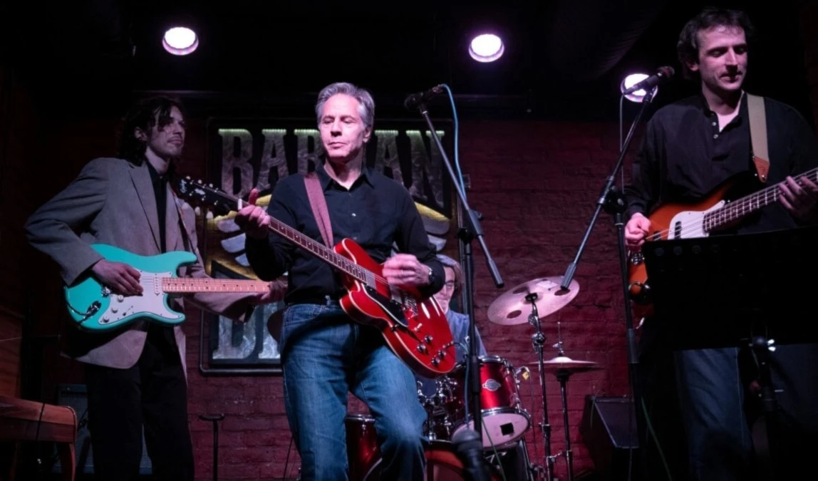 Antony Blinken, quiso enviar un mensaje de apoyo a Ucrania y tocó la guitarra  en un bar de Kiev.