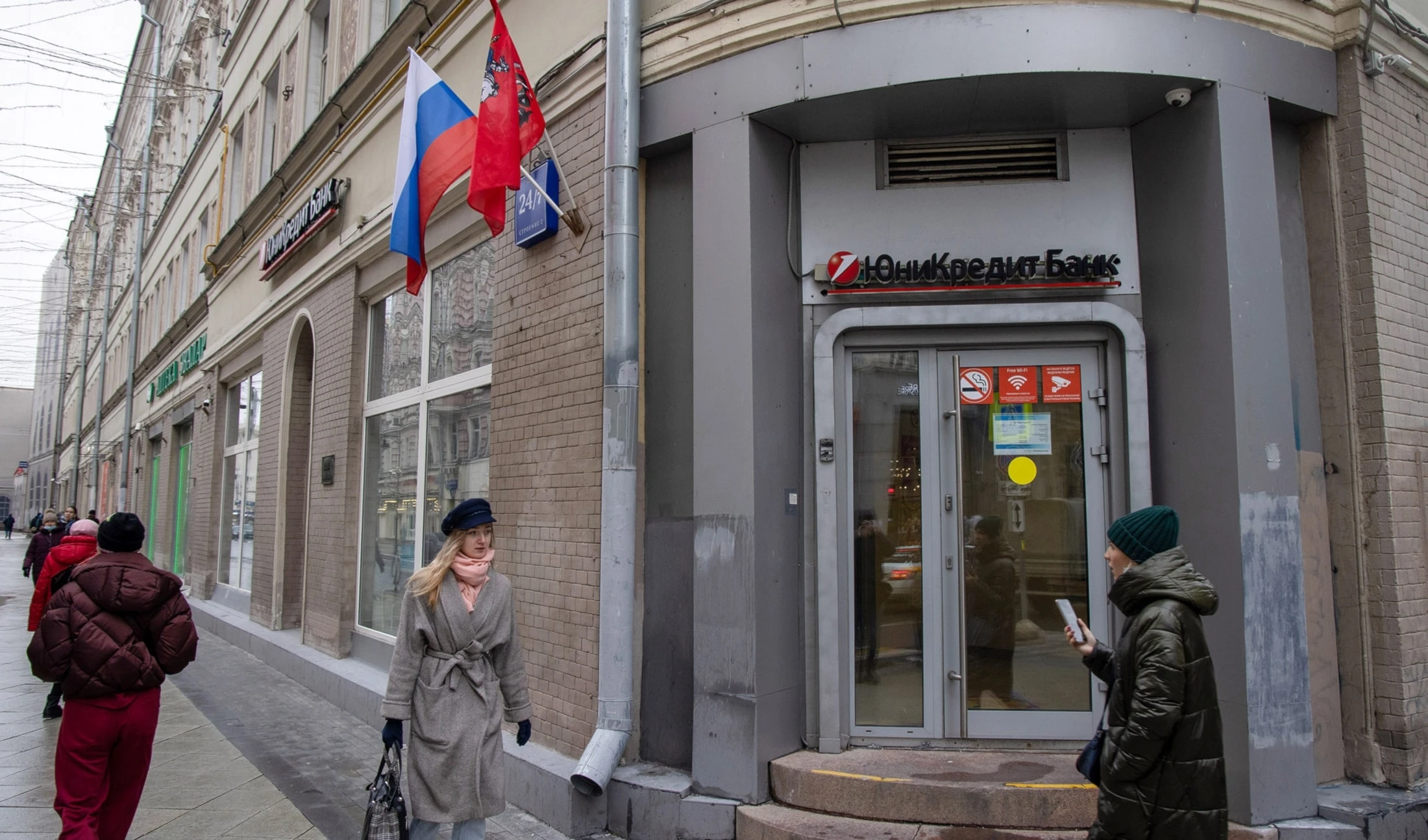 Las ganancias de los bancos rusos casi se triplicaron gracias a las enormes tasas de interés que reciben, afirmó la agencia Bloomberg.