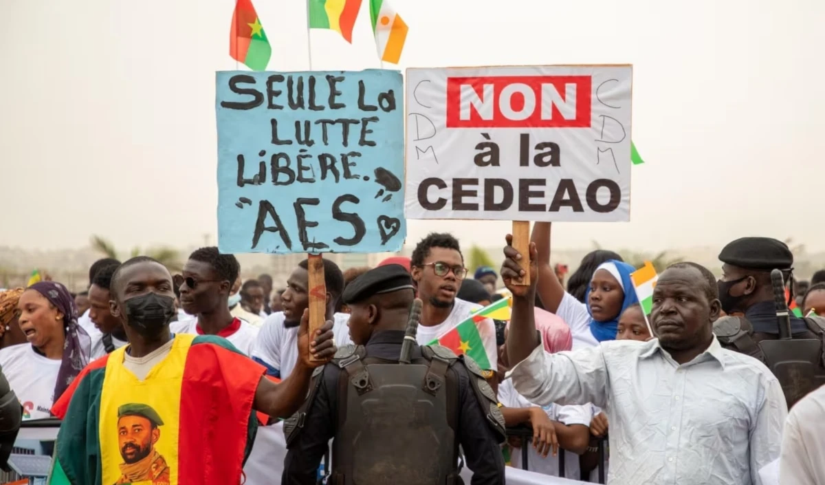 Manifestantes en Bamako portan banderas de Malí, Burkina Faso y Níger durante un acto de apoyo a la decisión de esas tres naciones de retirarse de la CEDAO.