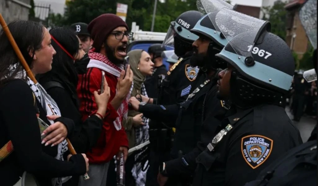 : Reprimen una manifestación pro Palestina en Nueva York.