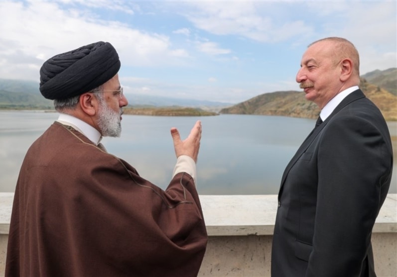 El presidente iraní y su homólogo azerbaiyano inauguran la presa de Qiz Qalasi.