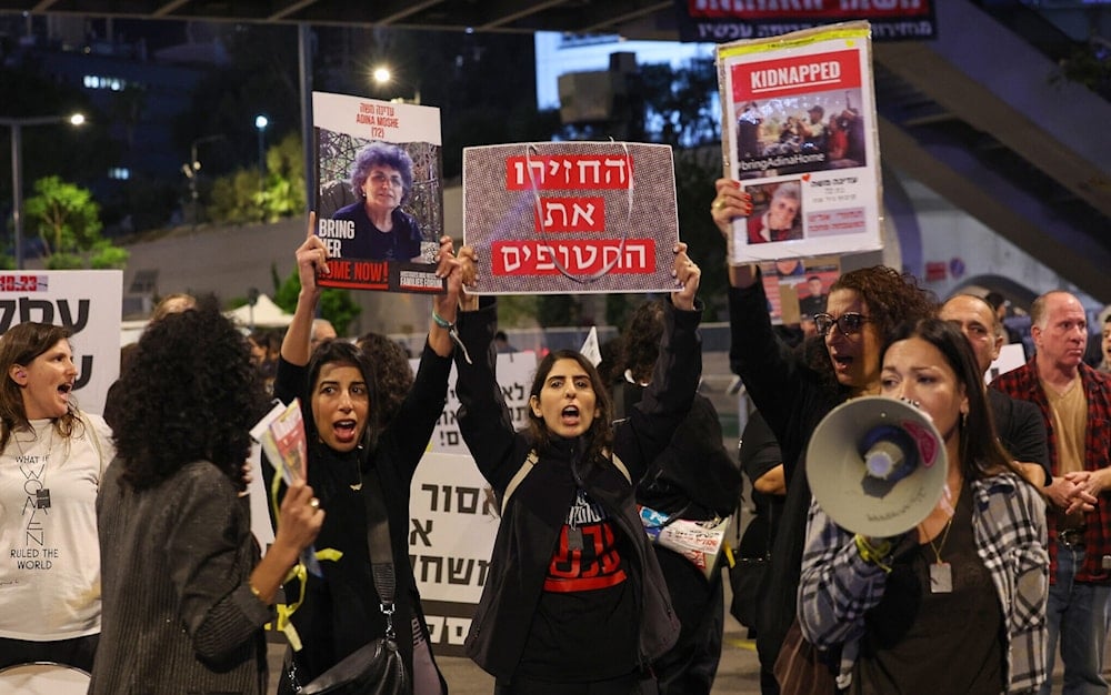 Los familiares exhibieron imágenes de sus hijos durante la protesta y bloquearon la autopista Ayalon, en Tel Aviv. 