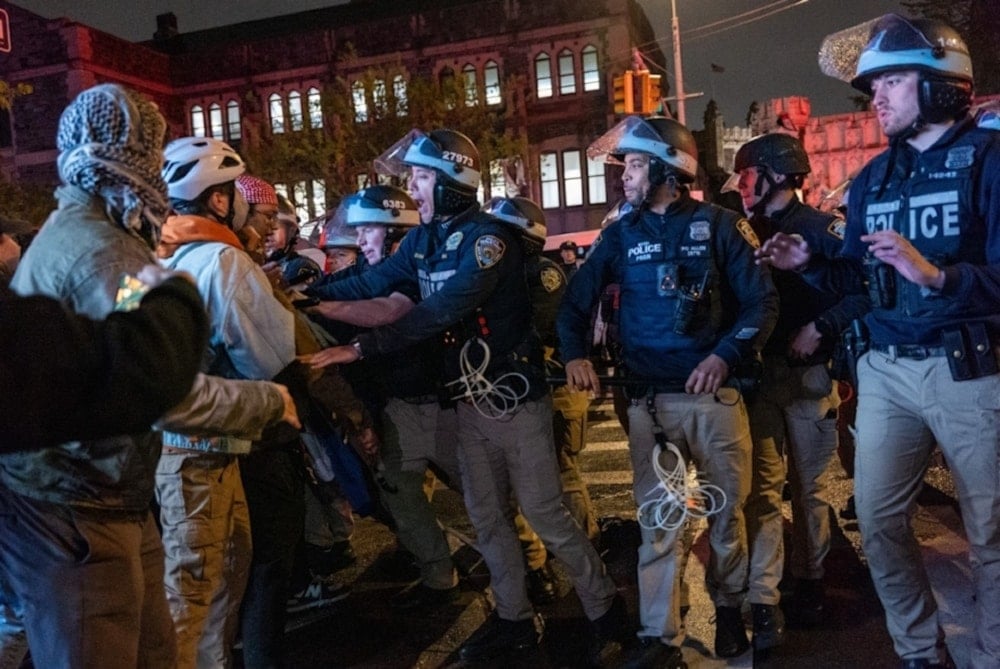 La policía de Nueva York informó que detuvo a alrededor de 300 personas en dos universidades de la ciudad.