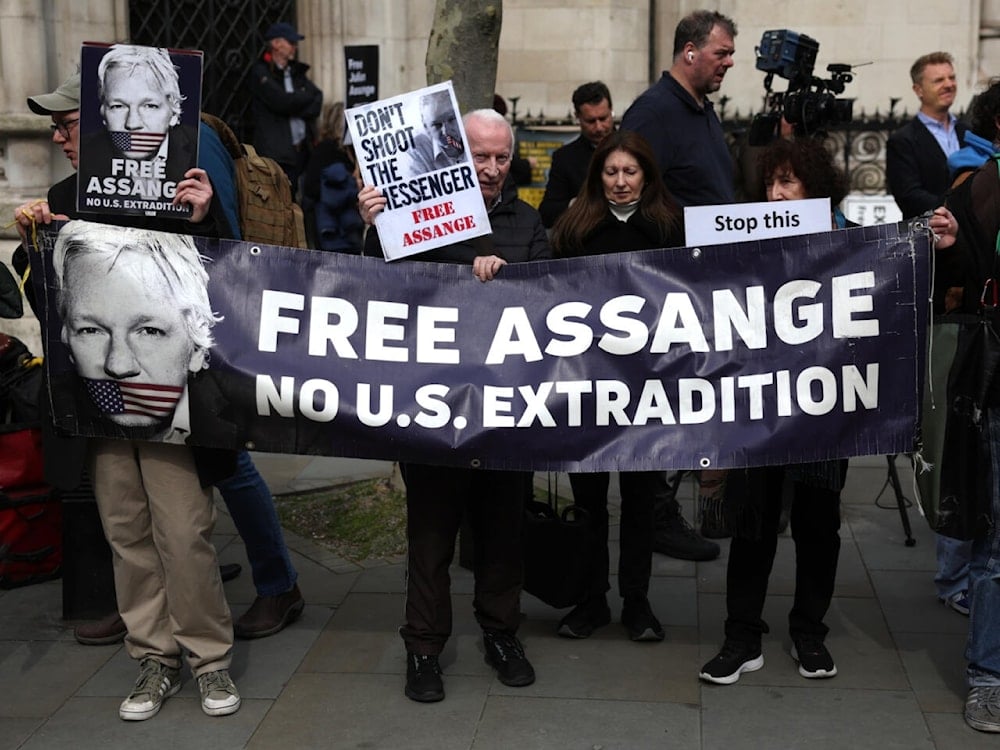 Julian Assange enfrenta en Estados Unidos 175 años de prisión por publicar desde 2010 más de 700 mil documentos clasificados sobre actividades militares y diplomáticas estadounidenses, relacionadas con Irak y Afganistán.