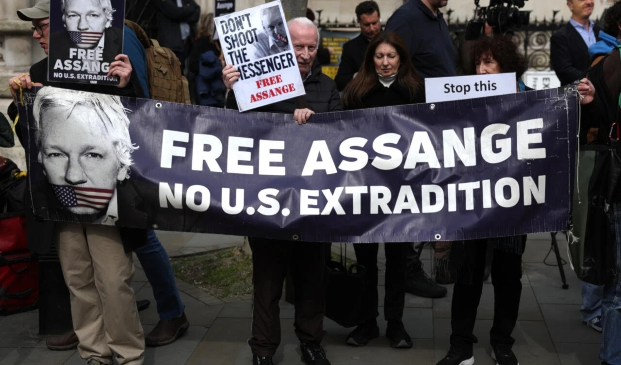 Julian Assange enfrenta en Estados Unidos 175 años de prisión por publicar desde 2010 más de 700 mil documentos clasificados sobre actividades militares y diplomáticas estadounidenses, relacionadas con Irak y Afganistán.