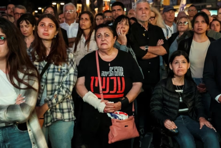 Las familias de los prisioneros israelíes en la Franja de Gaza pidieron al ministro de Defensa, Yoav Galant, y a otros responsables destituir al primer ministro Benjamín Netanyahu.