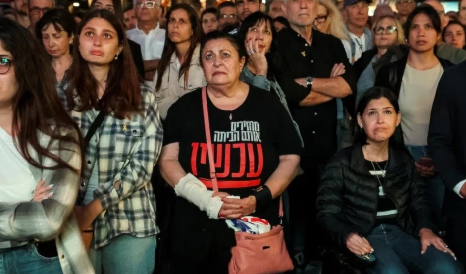 Las familias de los prisioneros israelíes en la Franja de Gaza pidieron al ministro de Defensa, Yoav Galant, y a otros responsables destituir al primer ministro Benjamín Netanyahu. Las familias de los prisioneros israelíes en la Franja de Gaza pidieron al ministro de Defensa, Yoav Galant, y a otros responsables destituir al primer ministro Benjamín Netanyahu.