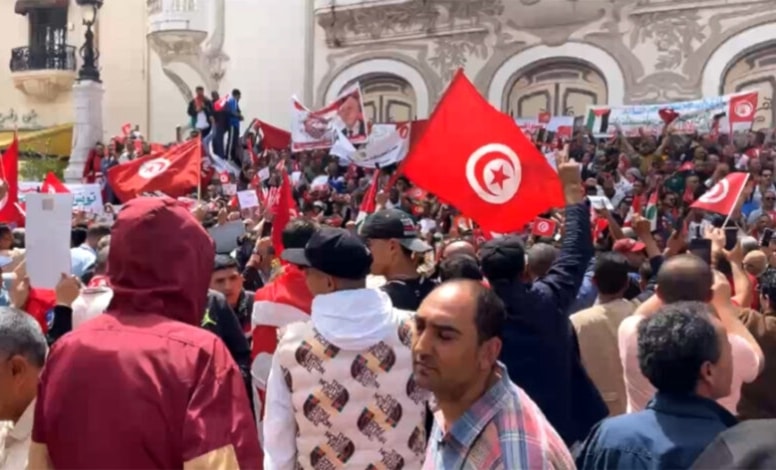 Manifestación en Túnez exige a Francia no más injerencia